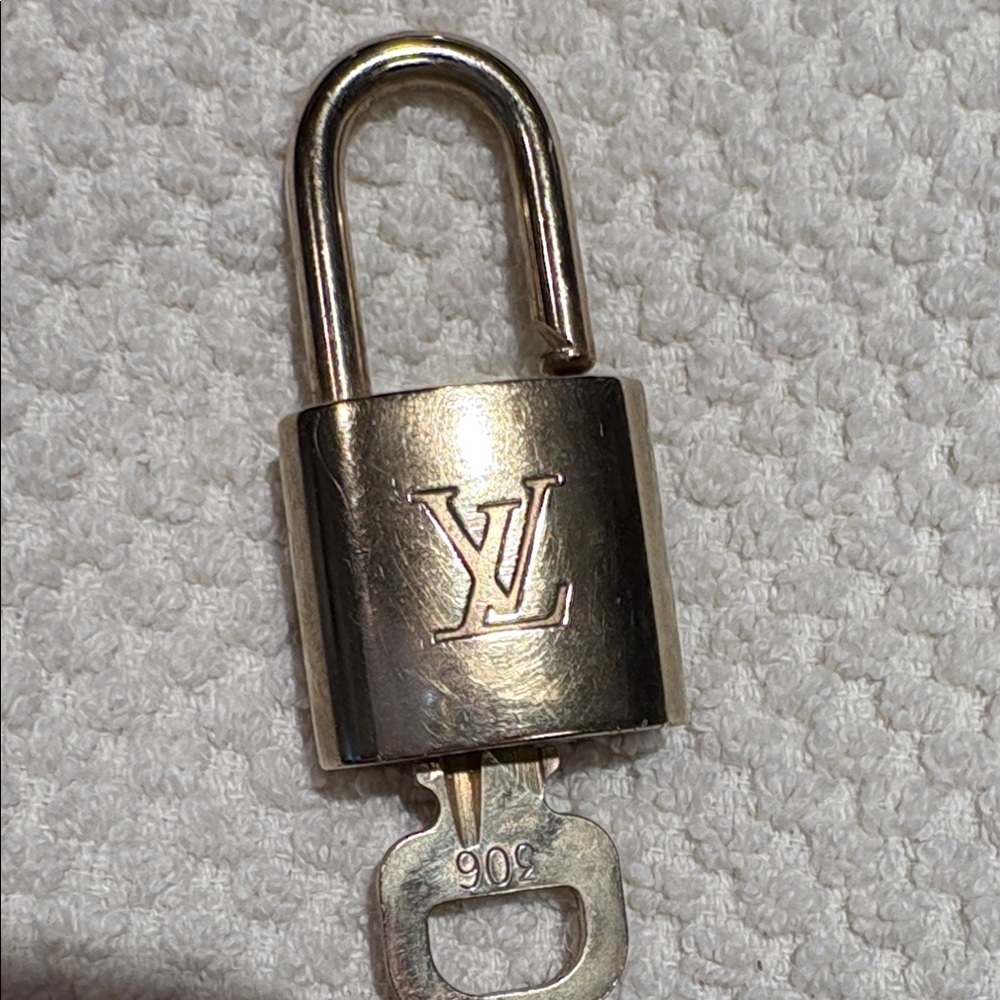 Louis Vuitton Metallic Key Holder number 306 - Picture 2 of 4